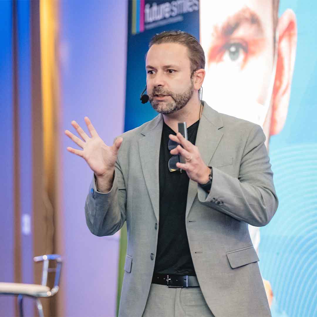 Dr Caseh Carvalho como Speaker Oficial da Invisalign Brasil compartilhando sua expertise
